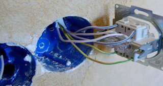 Монтаж проходного выключателя от 580 руб. в Соль-илецке